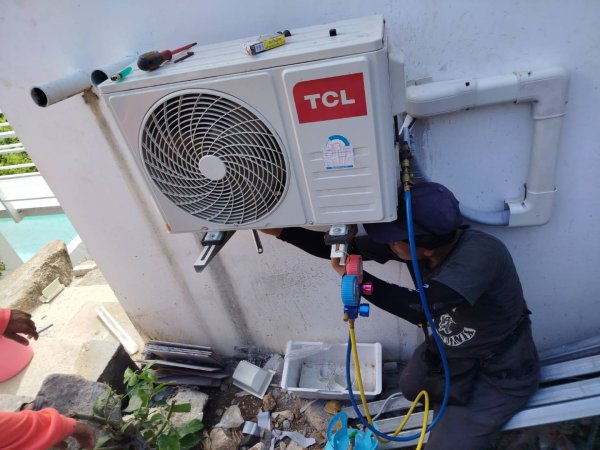 งานย้ายเรื้อแอร์ และติดตั้งให้คุณตุ๊กเกาะสมุย