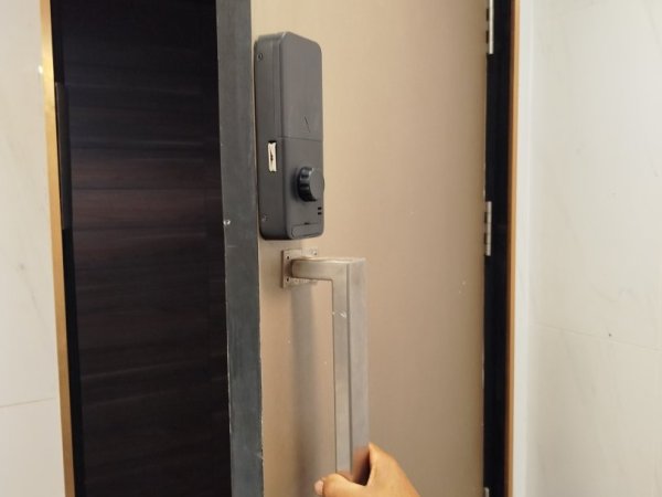 ติดตั้งมือจับประตูสแตนเลส พร้อม Digital Lock (McDonald’s ปตท. บ่อผุด เกาะสมุย)