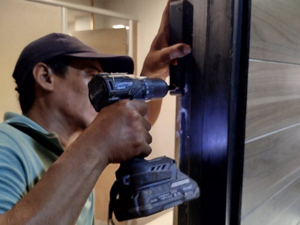 ซ่อมประตูไม้ โรงแรมบันยันทรี ละไม