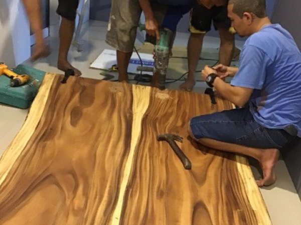 ติดตั้งประตูไม้สไลด์ไม้มะค่าแผ่นเดียว ณ ร้านนวน บางรักษ์ เกาะสมุย