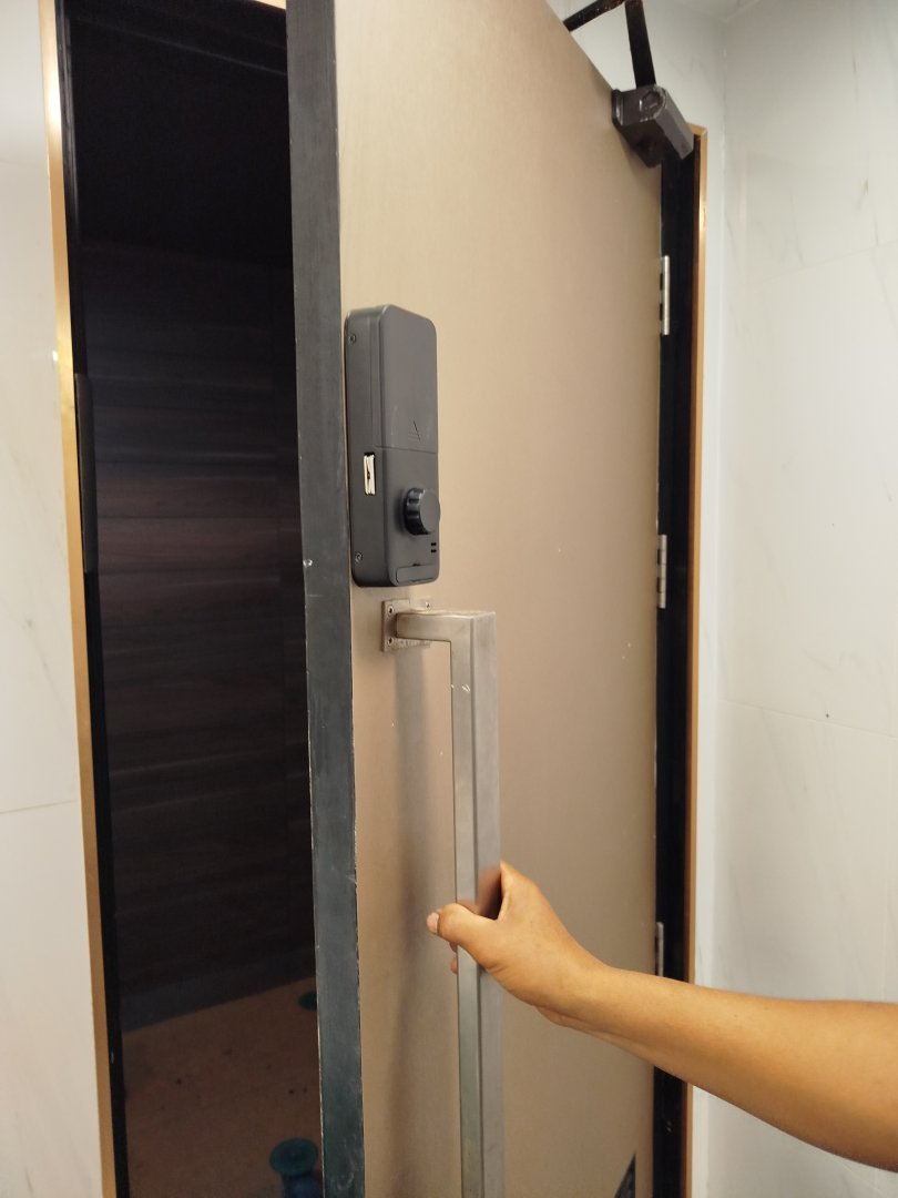 ติดตั้งมือจับประตูสแตนเลส พร้อม Digital Lock (McDonald’s ปตท. บ่อผุด เกาะสมุย)