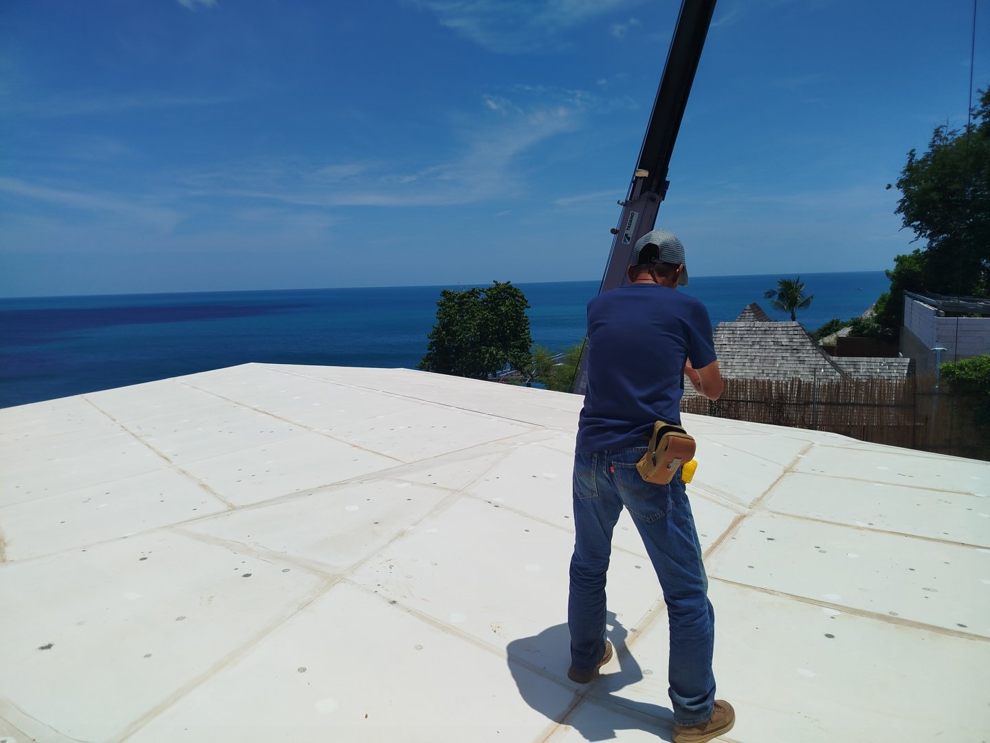 งานทาติดตั้งแผ่นหลังคาสมาร์ทบอร์ด (Smartboard) บ้านคุณเจนนี่ ละไม เกาะสมุย