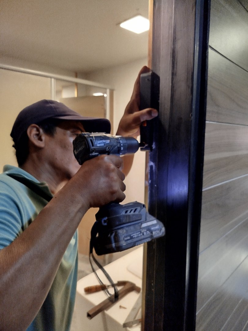 ซ่อมประตูไม้ โรงแรมบันยันทรี ละไม