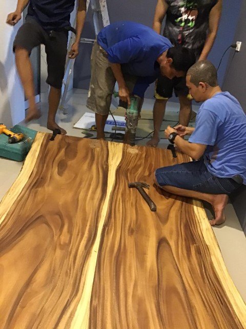 ติดตั้งประตูไม้สไลด์ไม้มะค่าแผ่นเดียว ณ ร้านนวน บางรักษ์ เกาะสมุย