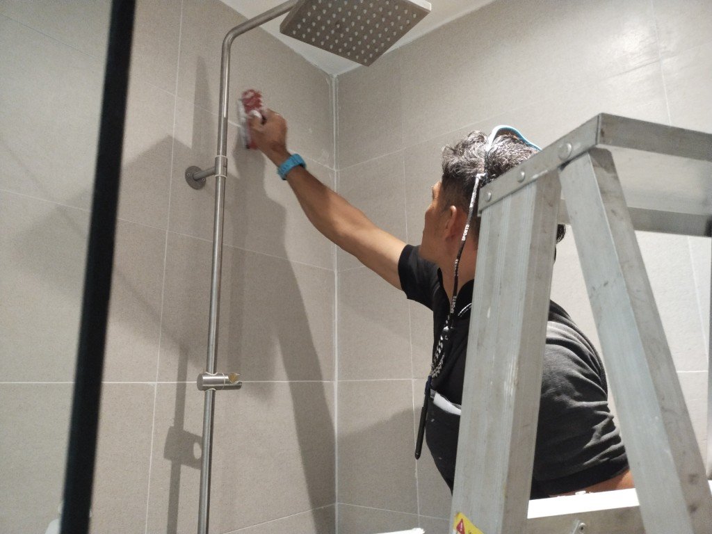 งานยาแนวกระจกห้องน้ำและซ่อมบำรุงใน The Blue Condo เกาะสมุย