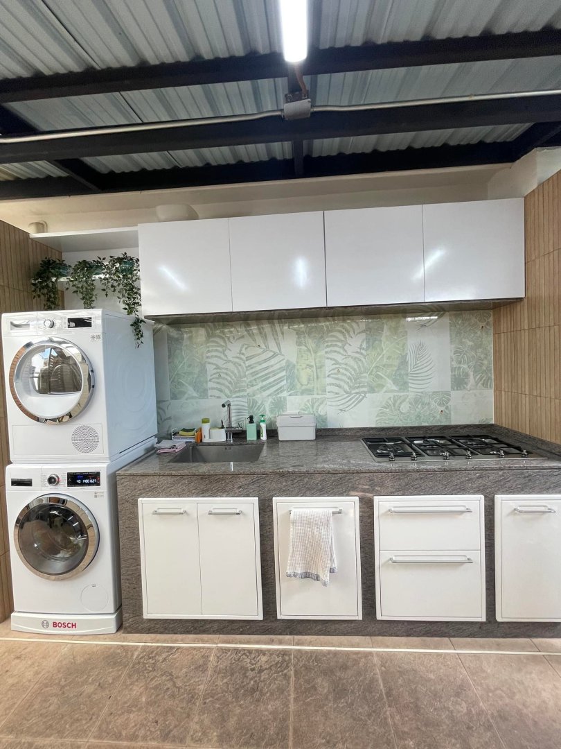 รีโนเวทครัวสไตล์โมเดิร์น: ครัวบ้านคุณนัท เฉวงน้อย เกาะสมุย